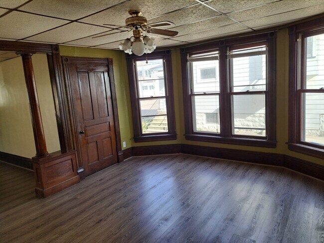 Building Photo - 619 E Parkway Ave