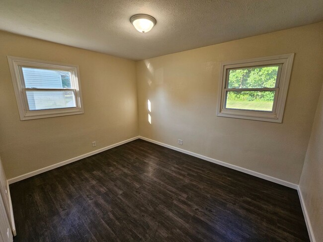 Building Photo - 3 bed, 1 bath, fully renovated.