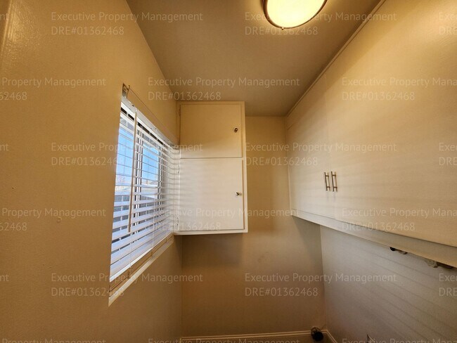 Building Photo - 3 bedroom/ 2 bathroom home located near th...