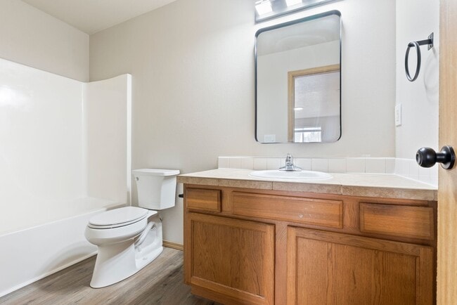 Building Photo - Beautiful Renovated 4b/2.5 bath home - SE Portland