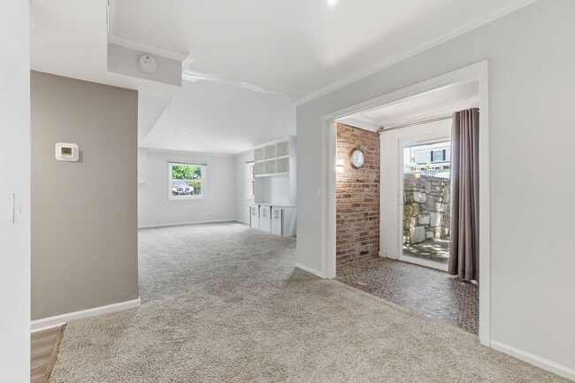Building Photo - Updated condo in the heart of Green Hills!