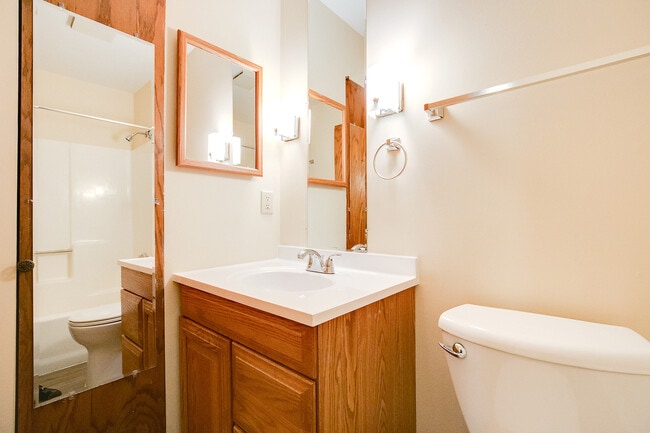 Building Photo - Gorgeous Three Bedroom Available 8/5/25!