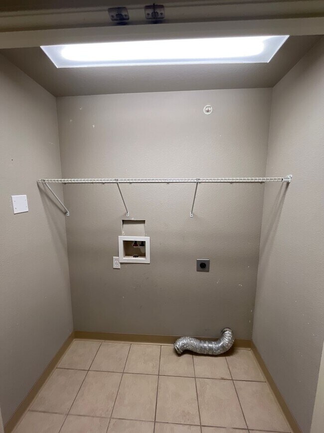 Building Photo - 2 Bedroom, 2 Bath Modern, Open Floor Plan