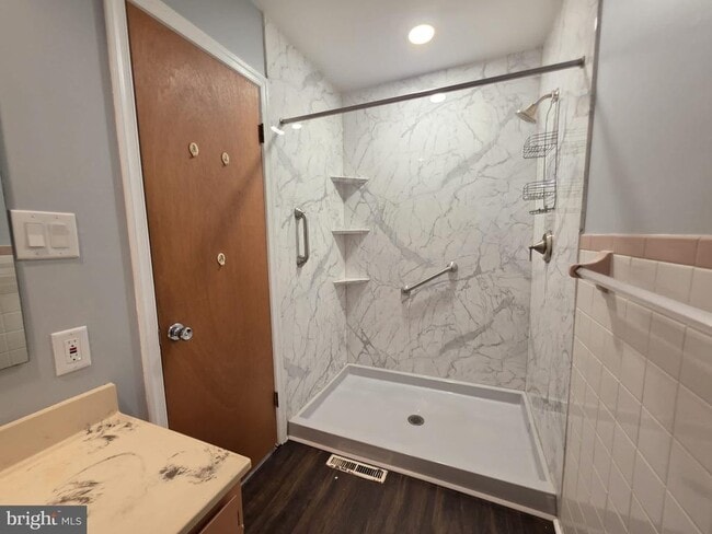 Building Photo - 8241 Robin Hood Dr