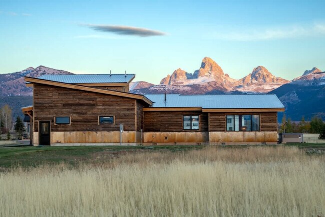 Building Photo - 3402 Alta Vista Dr