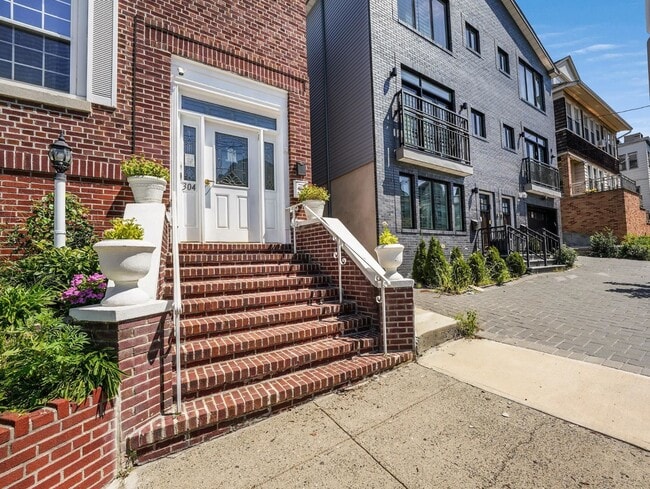 Building Photo - 304 Fulton Ave