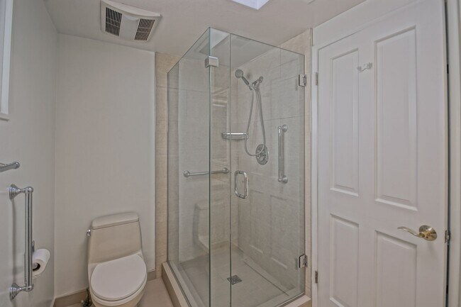 Building Photo - VERY BRIGHT & AIRY, 2050 SQ FT HOME W/ TON...
