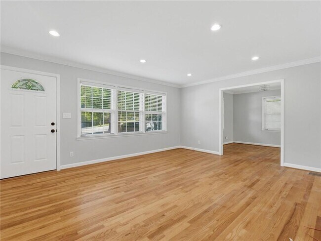 Building Photo - 1111 N Valley Dr