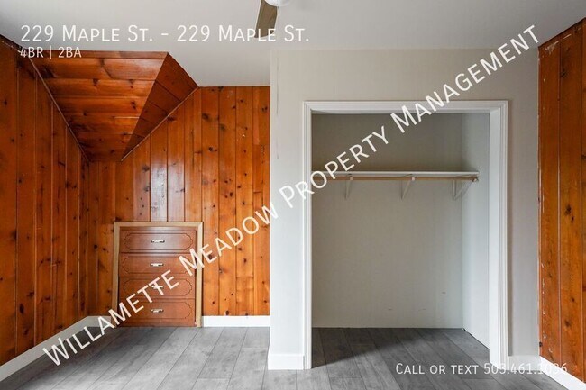 Building Photo - 229 NE Maple St