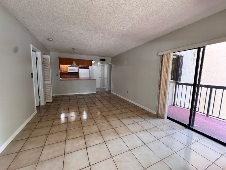 Building Photo - 995 SW 84th Ave