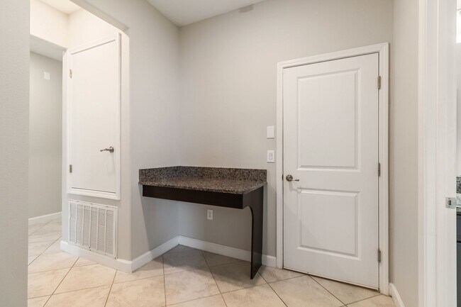 Building Photo - Spacious 4 bed, 3 Bath Terra Bella Home fo...
