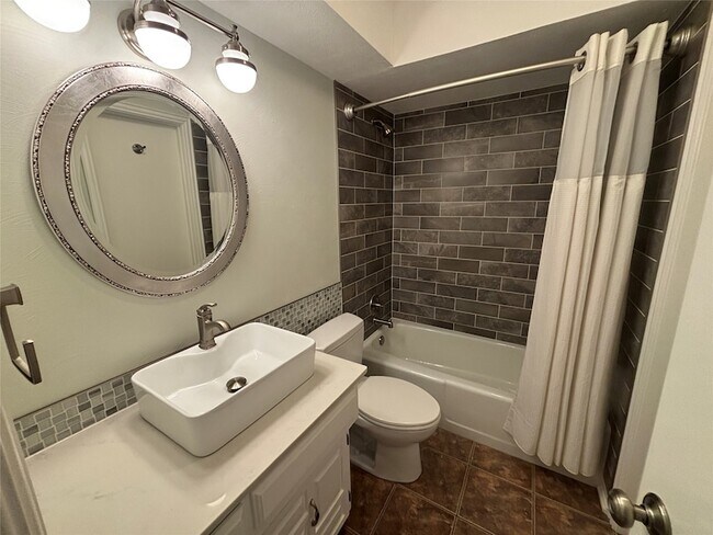 Building Photo - 3300 Wells Dr