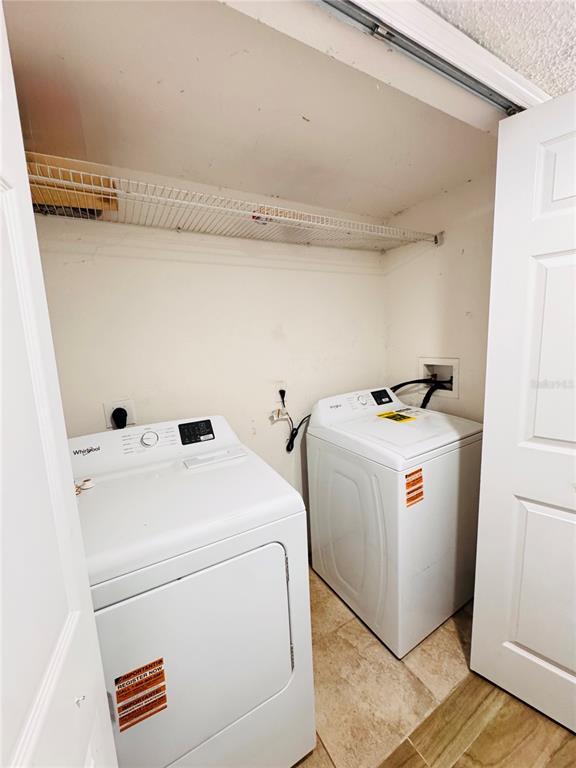 Building Photo - 2050 Corner Glen Dr