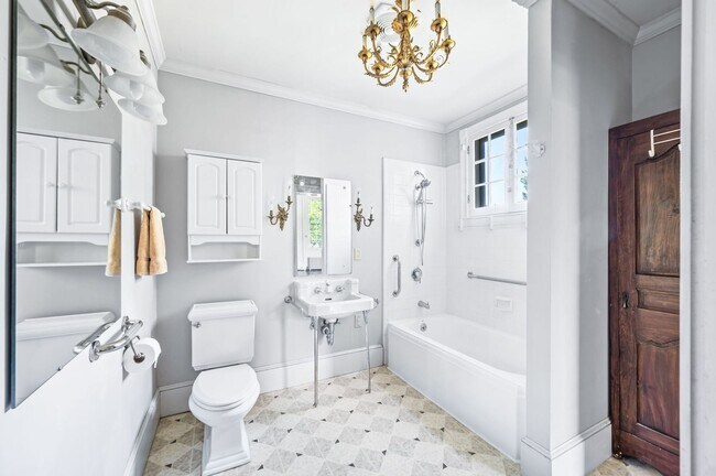 Building Photo - Charming 4BE/3BA Home in Historic Downtown Franklin!