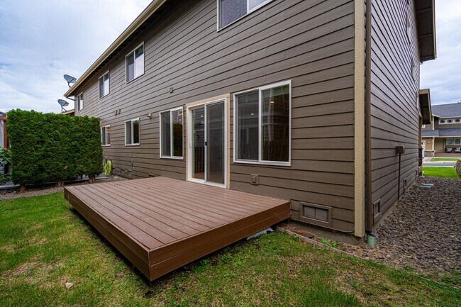 Building Photo - 3 Bedroom Townhome at The Vineyard