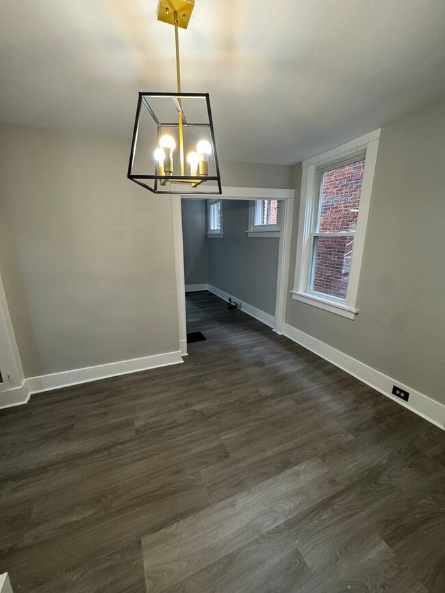 Building Photo - 3 Bedroom 1.5 Bath in Dormont!
