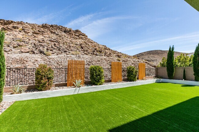 Building Photo - Luxury Rental with Mountain Views in Gated Henderson Community