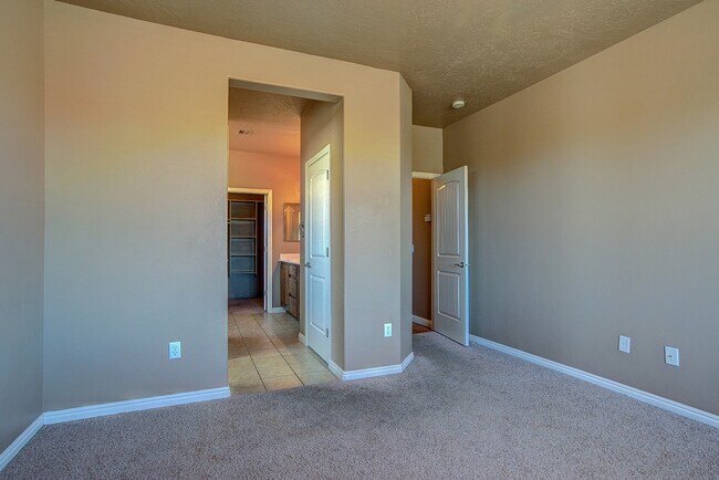 Building Photo - Beautiful Coral Canyon Home with Modern Up...
