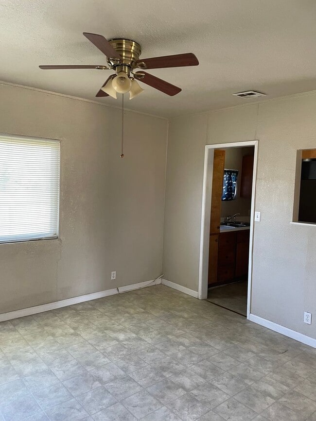Building Photo - Beautiful Country-Style Home in Dos Palos,...