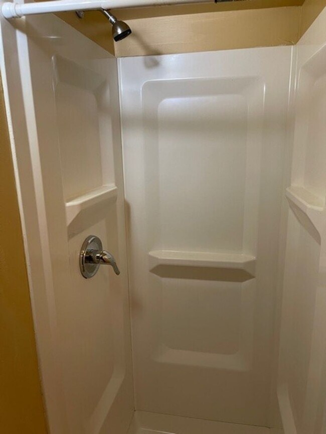 Building Photo - Well maintained 2 BR 2 BA 3 level townhome...