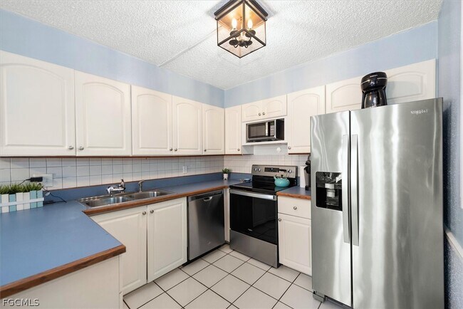 Building Photo - 4029 Sandlewood Ln