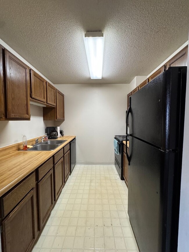 Building Photo - Bring in the NEW YEAR! NW Valleyhigh 2 bed...