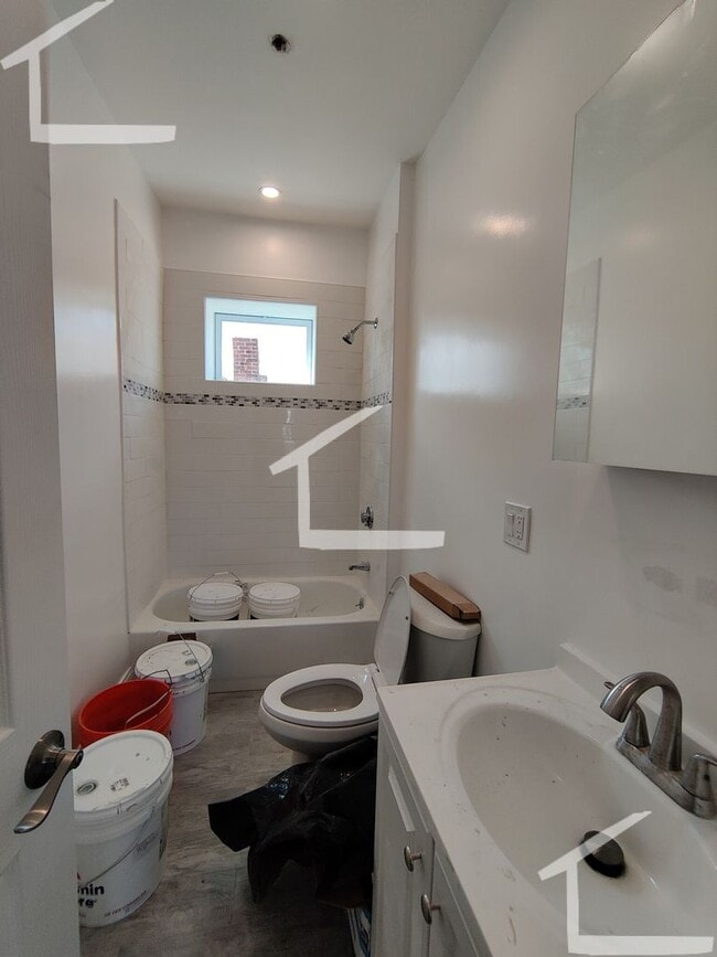 Building Photo - Huge 4 bed in Somerville