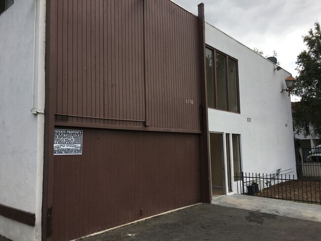 Building Photo - Troost Apts
