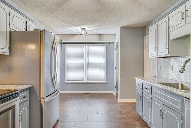Building Photo - 3 Bedroom Dog Friendly Home For Rent Near St. B Area!