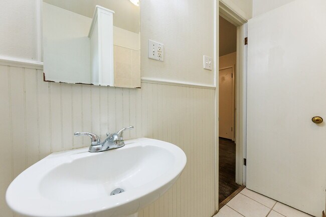 Building Photo - 4 Bedroom in Tech Terrace