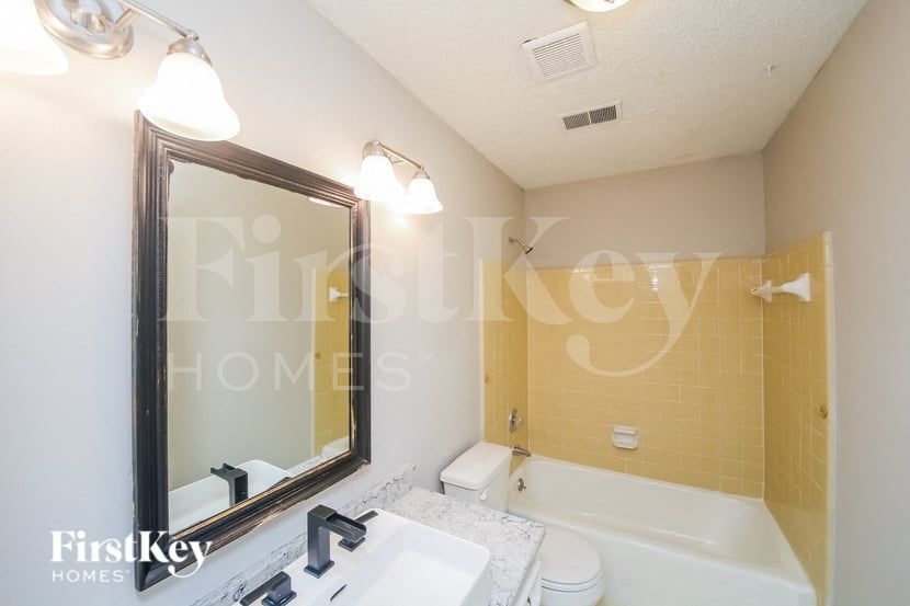 Building Photo - 2220 Nutbush Pl