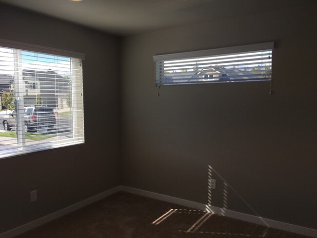 Building Photo - 1575 NE Rumgay Ln