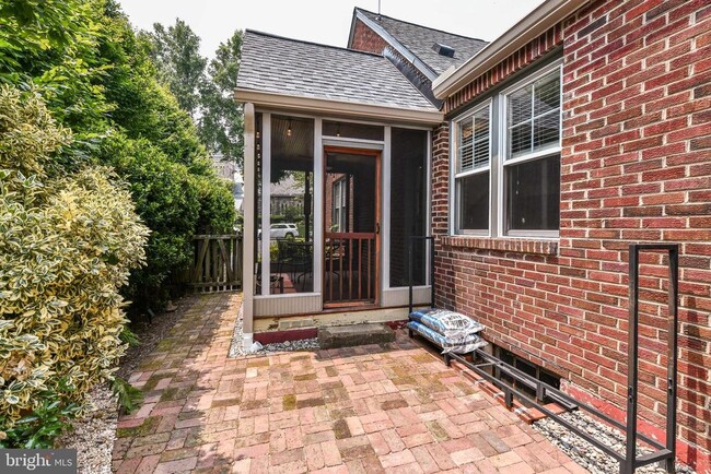 Building Photo - 904 Park Ave