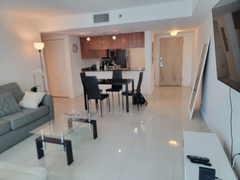 Building Photo - 1200 Brickell Bay Dr