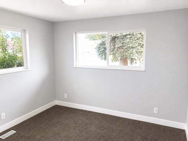 Building Photo - Spacious 5-Bedroom Home with Large Yard in Centerville!