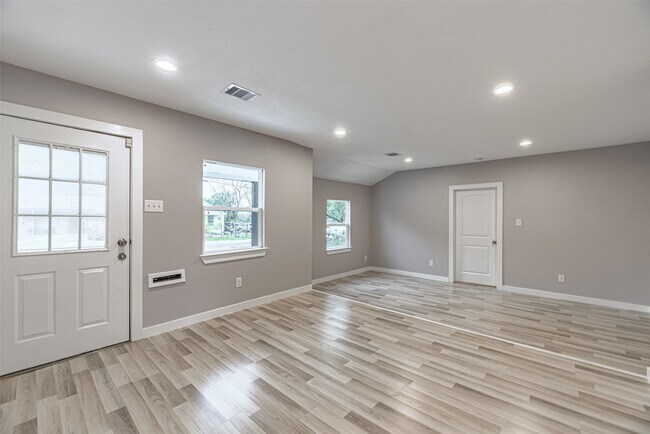 Building Photo - 4909 Higgins St