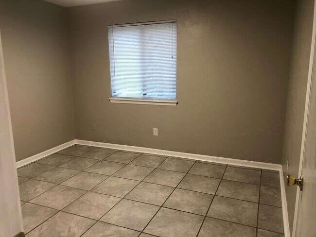 Building Photo - 3017 Oak Hammock Ln