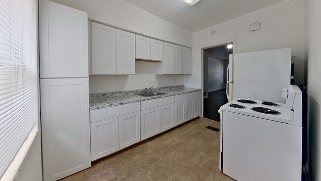 Building Photo - Charming Apartment with Wood Floors & Convenient Amenities