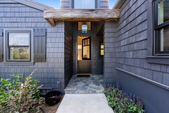 Building Photo - Stunning Single Family Home in the Heart o...