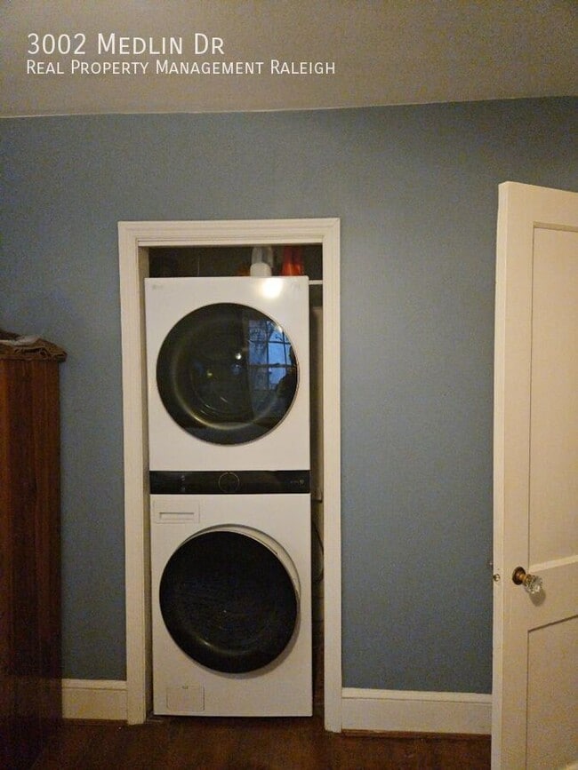 Building Photo - 3002 Medlin Dr