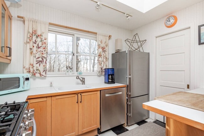 Building Photo - 1137 Springs Fireplace Rd