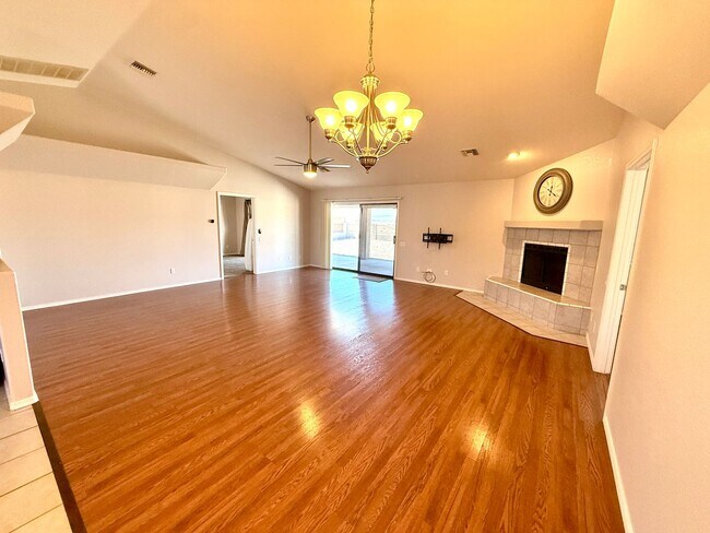 Building Photo - Custom 3 Bedroom, 2.5 Bath Home w/Bonus Ro...