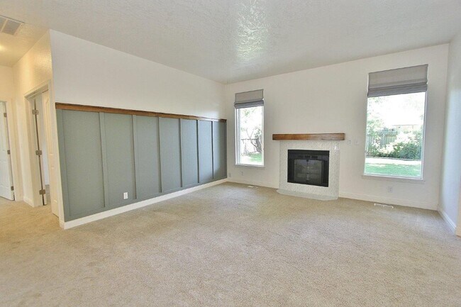 Building Photo - Immaculate Single-Level Home