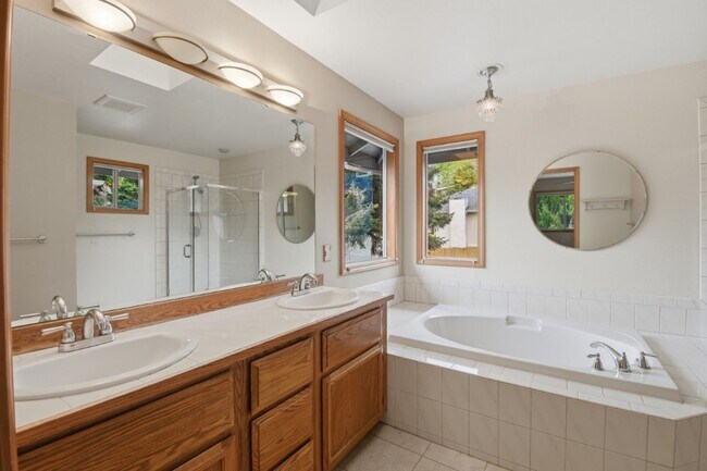 Building Photo - 4Bd/3.5Ba Sammamish House