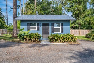 Building Photo - Convenient & Comfortable 1/1 – Updated and...