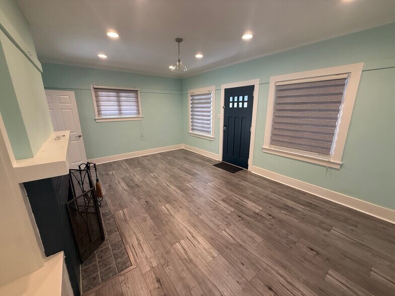 Building Photo - 396 N Mentor Ave