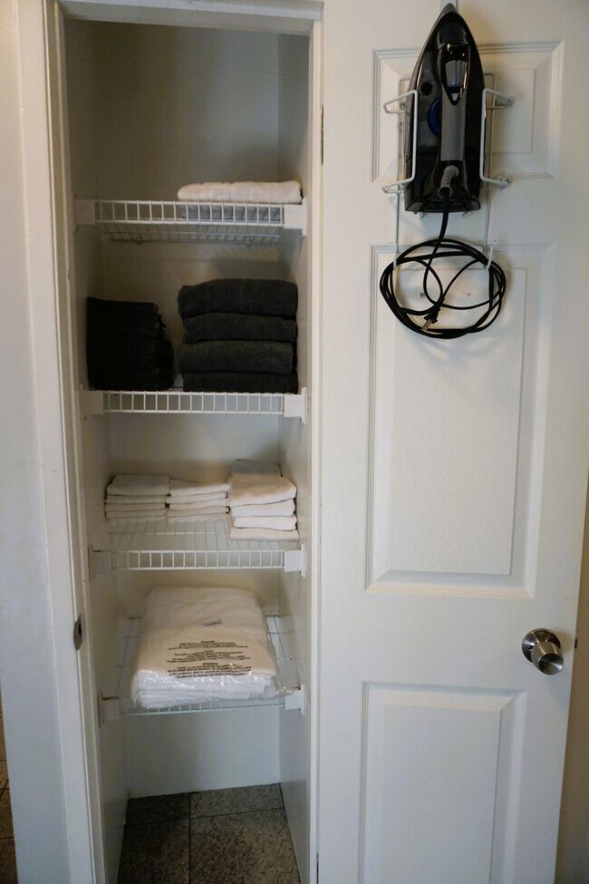 Building Photo - Furnished 2 bedroom Condo with view of Lake Union