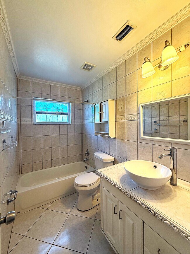 Building Photo - 5401 Pinetrail Way