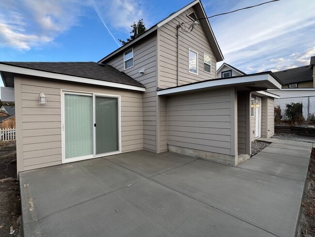 Building Photo - NEWLY REMODELED! 3+ bed, 1.5 bath, a/c, d/...