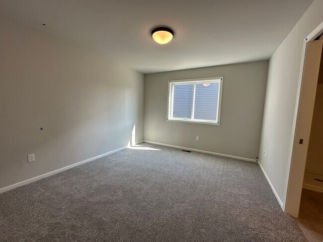 Building Photo - 4-Bedroom, 2-Bathroom Twin Home in South Fargo!